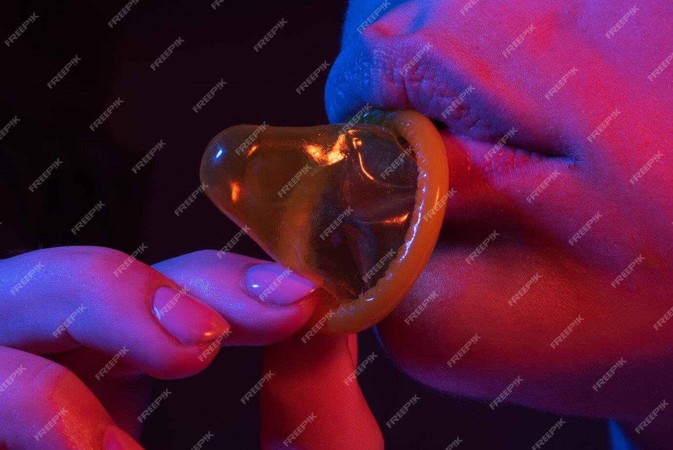 kondom v ruce