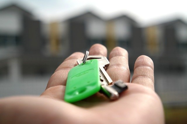 klíče od domu na dlani