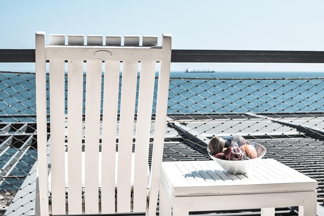 Bílé zábradlí na chatě. 