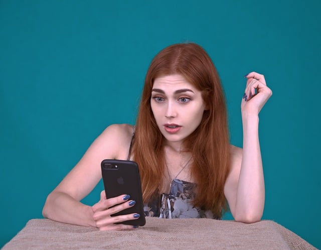 dívka a mobil